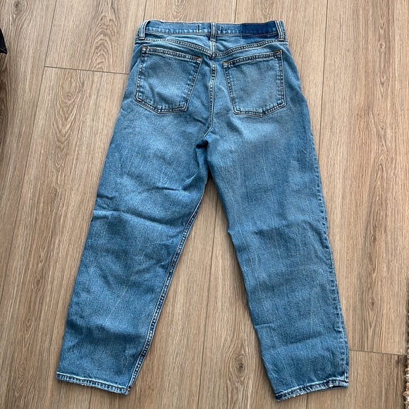 Abercrombie and Fitch Mom High Rise Jeans Short - Picture 3 of 3